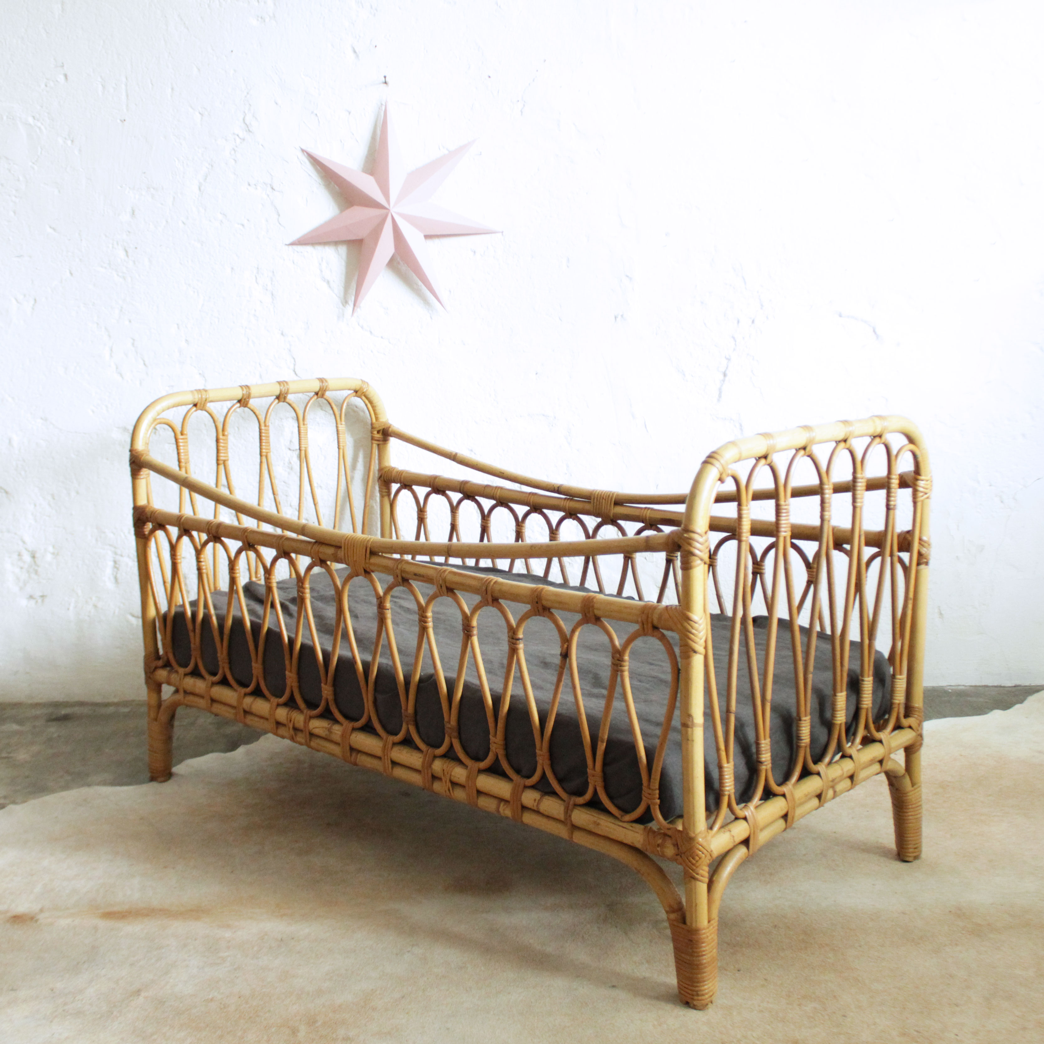 lit enfant rotin vintage années 50 | Atelier du petit parc
