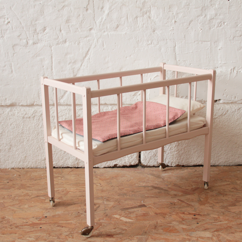 https://www.atelierdupetitparc.fr/wp-content/uploads/2019/01/lit-poupee-ancien-vintage-bois-rose-I393_b.jpg